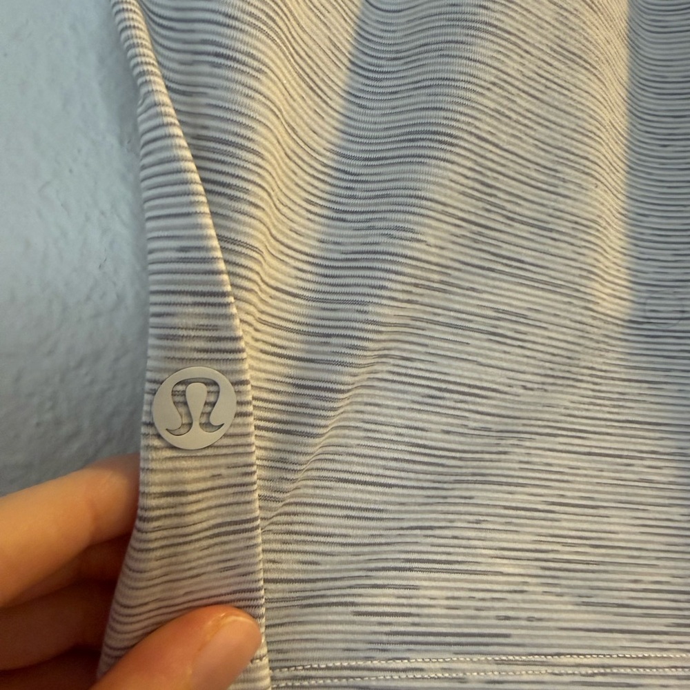 Lululemon On the Fly shorts - Picture 4 of 6